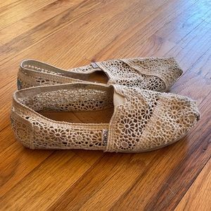 Tom’s Lace Flats